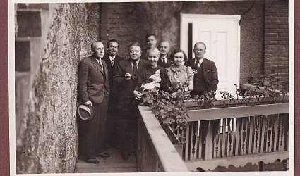 Skupina spisovatelů.