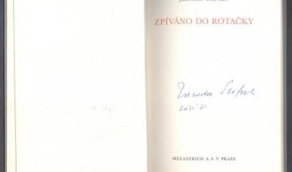 Zpíváno do rotačky.