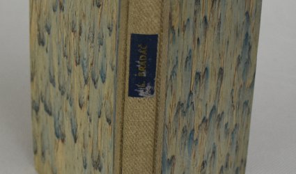 Úprava knižních vazeb.