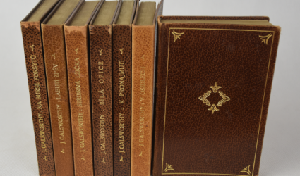 Sága rodu Forsytů: I. Bohatec, II. V osidlech. III. K pronajmutí, IV. Bílá opice, V. Stříbrná lžička, VI. Labutí zpěv, VII. Na burse Forsytů.