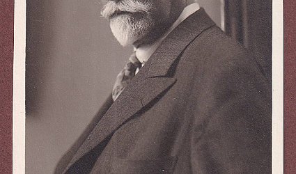 Fotopohlednice s podpisem a datací.