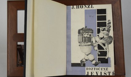 Roztočené jeviště.