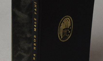 Kytičky na hrob malé paní.