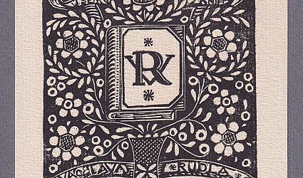 Jsem z knih Václsava Rudla. Monogram V. R. na knize s lidovým ornamentem.
