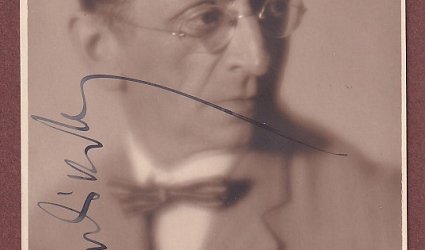 Pohlednice s podpisem.