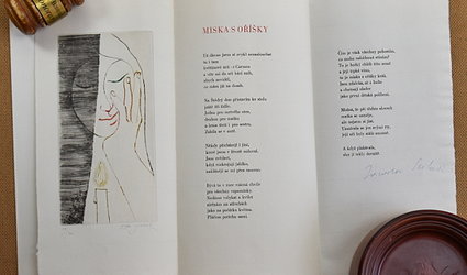 Miska s oříšky.