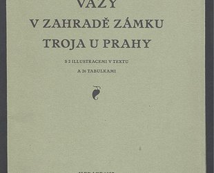 Vázy v zahradě zámku Troja u Prahy.