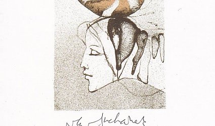 Žena s lasturou na hlavě.