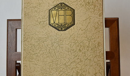 Krásná kniha plná parády.