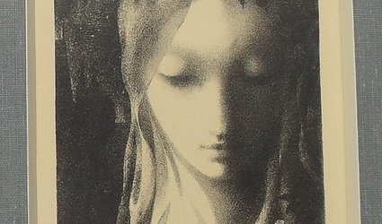 Dívčí tvář ve hvězdnaté pražské noci.