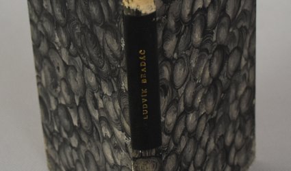 Úprava knižních vazeb.