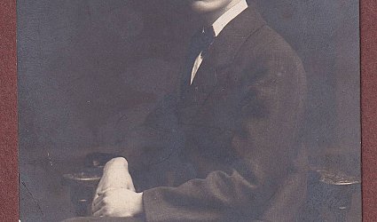 Portrét spisovatele Adolfa Heyduka.