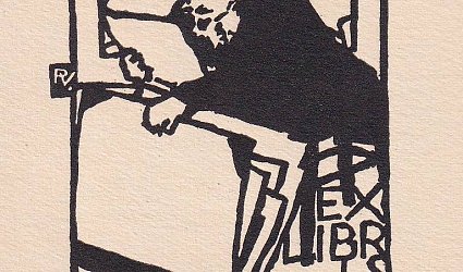 Ex Libris Václav Rytíř. Malíř prohlíží mapu s grafickými listy.