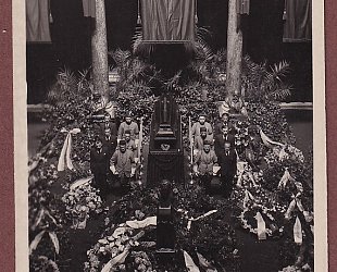 Katafalk spisovatele Aloise Jiráska v Pantheonu musea království Českého v Praze od 13.III. do 16.III.. 1930.