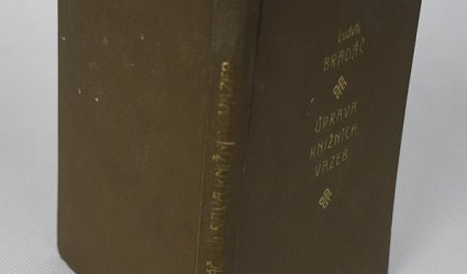 Úprava knižních vazeb.