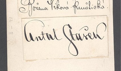 Dva autogramy na kartě.