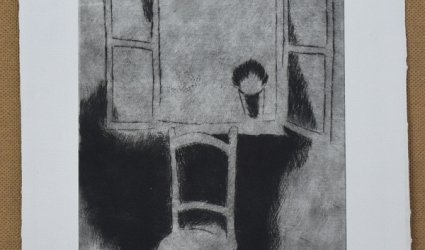 Židle před otevřeným oknem.