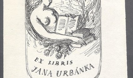 Návhr Ex Libris Jana Urbánka. Čtenářka, růže, knihy, v pozadí strom.