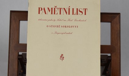 Pamětní list tělocvičné jednoty Sokol na Král. Vinohradech. O stavbě sokolovny v Riegrových sadech.