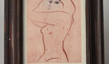 Půlakt s pozdviženými pažemi.