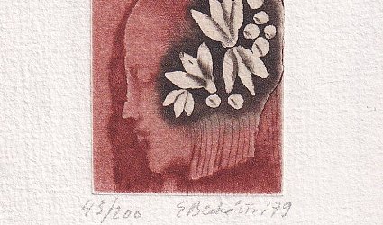 Hlava dívky s květinou.